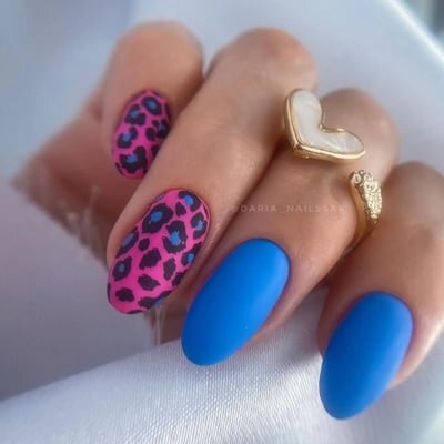 unghie fluo leopardate rosa e blu